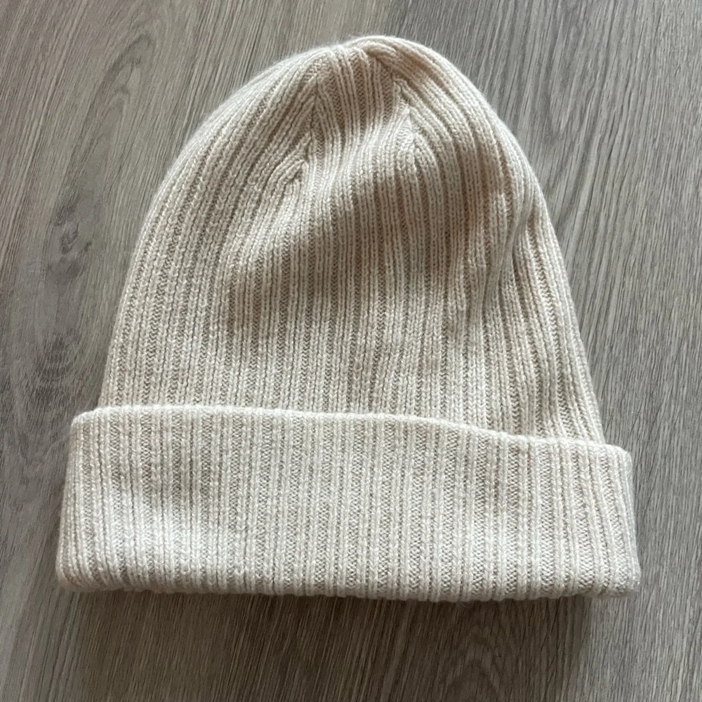 Aritzia Sunday Best Snowflake Beanie - Picture 2 of 5